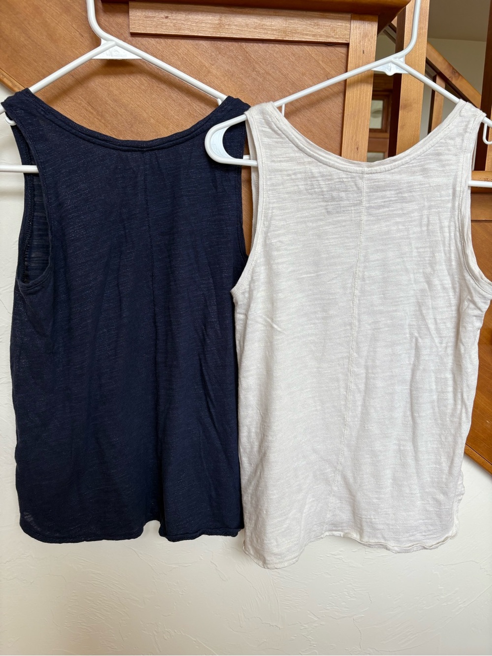 Two LIKE NEW Banana republic Malibu Tee Scoop Neck Tanks Navy White Gold - Picture 4 of 9